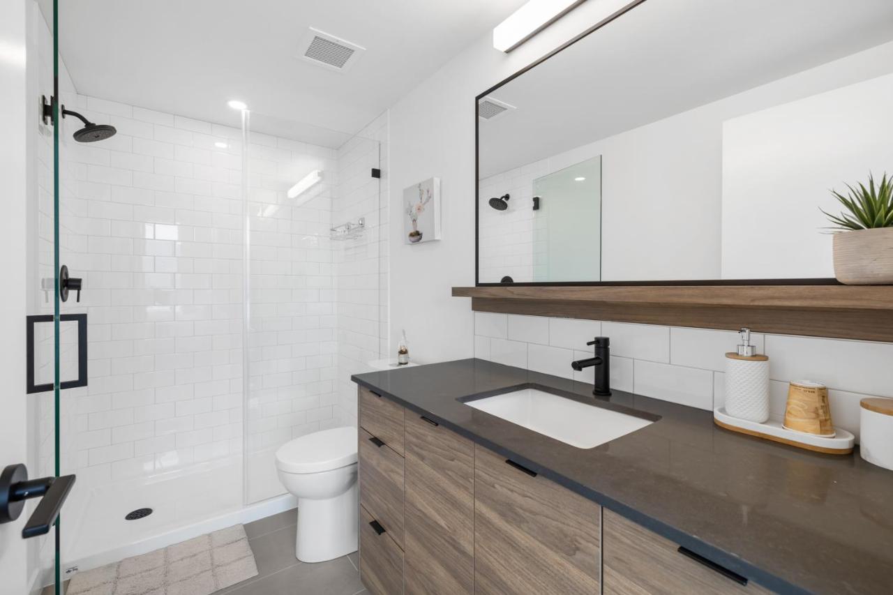 Brand New Luxury Downtown Near The Beach #16 Kelowna Exterior photo